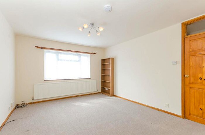3 Bedroom Maisonette To Rent In Woodside Grove, Woodside Park, London, N12