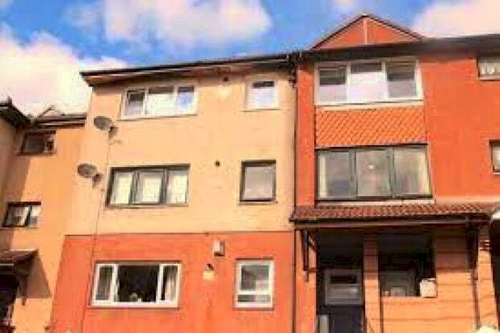 3 Bedroom Flat To Rent In Pendeen Crescent, Glasgow, G33