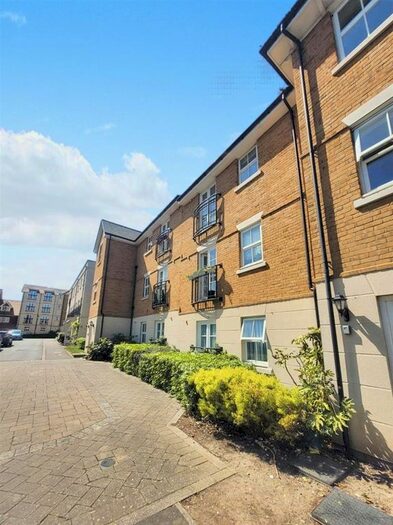 2 Bedroom Flat To Rent In College Square, Westgate-On-Sea, CT8