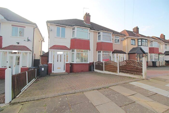 3 Bedroom Semi-Detached House For Sale In Duncroft Road, Birmingham, B26