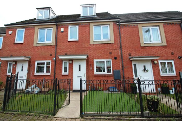 4 Bedroom Town House To Rent In Fairbourne Walk, Oldham, OL1