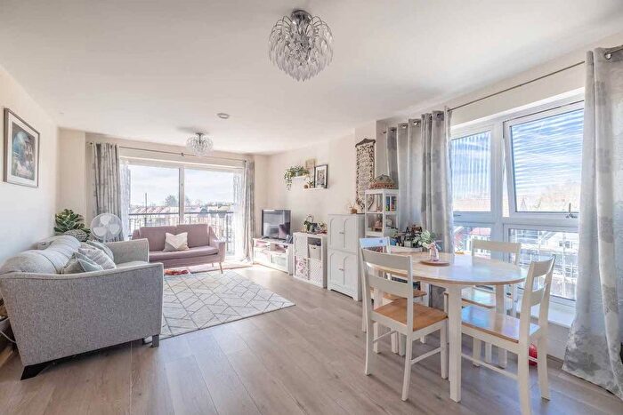 2 Bedroom Flat For Sale In Windsor Road, Slough, SL1