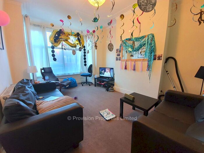 6 Bedroom Terraced House To Rent In Newport Mount, Headingley, Leeds, LS6