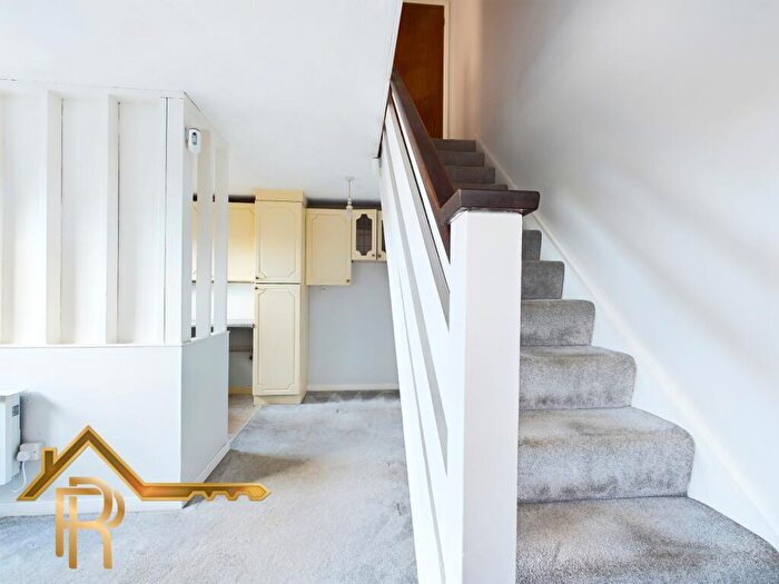 1 Bedroom Semi Detached House To Rent In Rosslyn Avenue, Romford, RM3