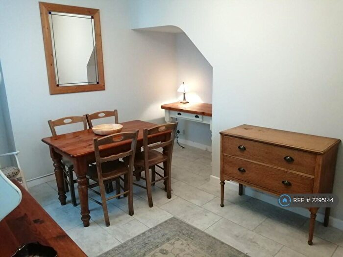 2 Bedroom End Of Terrace House To Rent In William St, Swansea, SA3