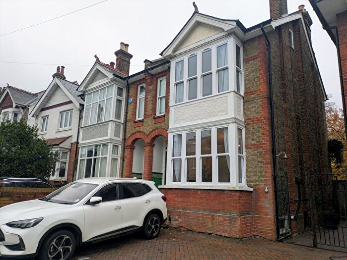 4 Bedroom Semi Detached House To Rent In Lynwood Road, Redhill, RH1