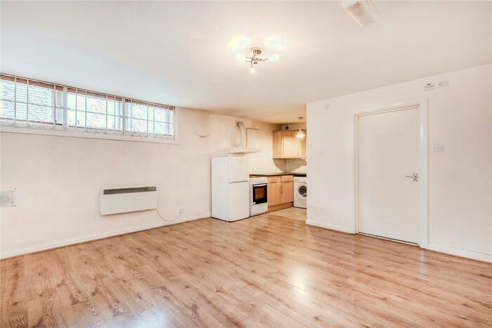 Studio To Rent In Green Lanes, London, N16