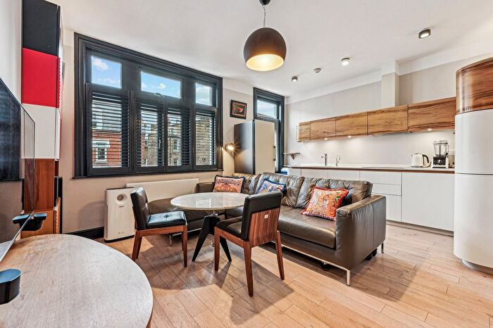 2 Bedroom Flat To Rent In Waldemar Avenue, London, SW6