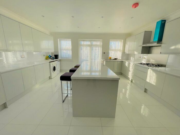 5 Bedroom House To Rent In Lens Road, Forest Gate, E7