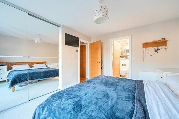 2 Bedroom Coach House For Sale In Oakgrove, Caterham, CR3