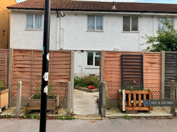 2 Bedroom Flat To Rent In Holmesdale Road, London, SE25