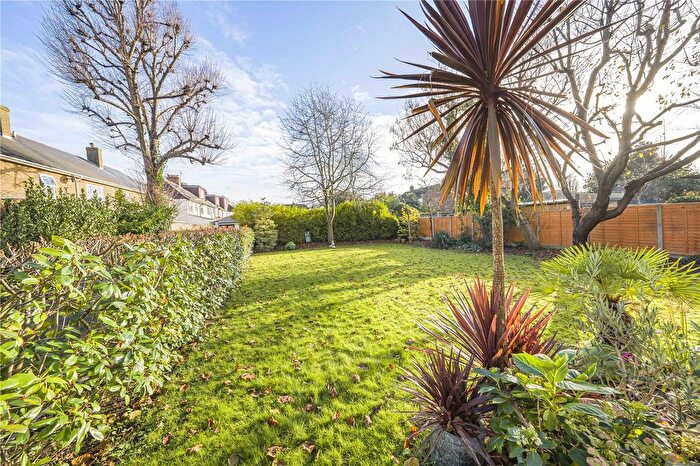 1 Bedroom Flat For Sale In Anlaby Road, Teddington, TW11