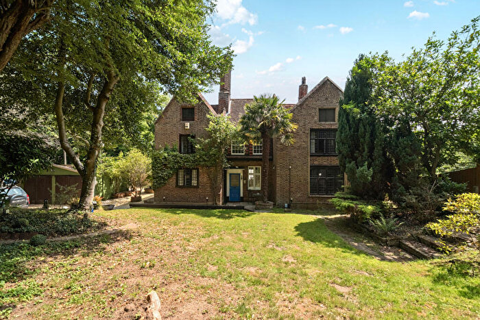 4 Bedroom Detached House For Sale In Chapmans Lane, Orpington, BR5