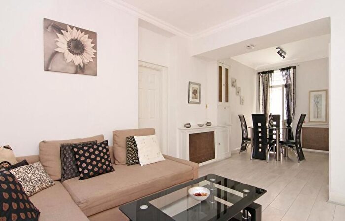 1 Bedroom Flat To Rent In George Street, Marylebone, London, W1H