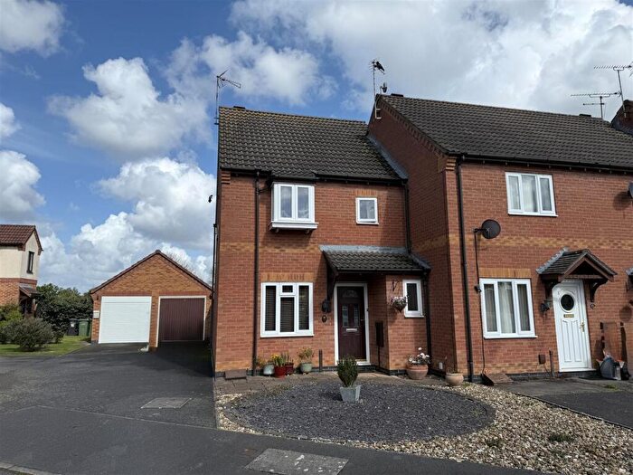3 Bedroom Town House For Sale In Brighton Close, Wigston, LE18