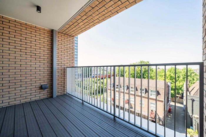 2 Bedroom Flat For Sale In Coombe Road, New Malden, KT3