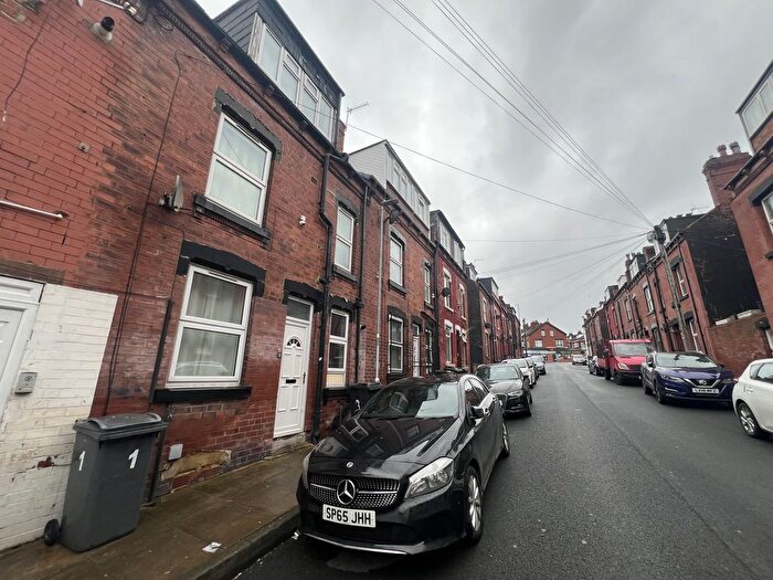 2 Bedroom Flat To Rent In Lambton Terrace, Leeds, West Yorkshire, LS8