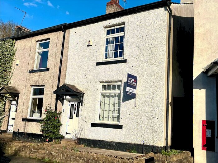 3 Bedroom End Of Terrace House For Sale In Heywood Old Road, Heywood, Greater Manchester, OL10