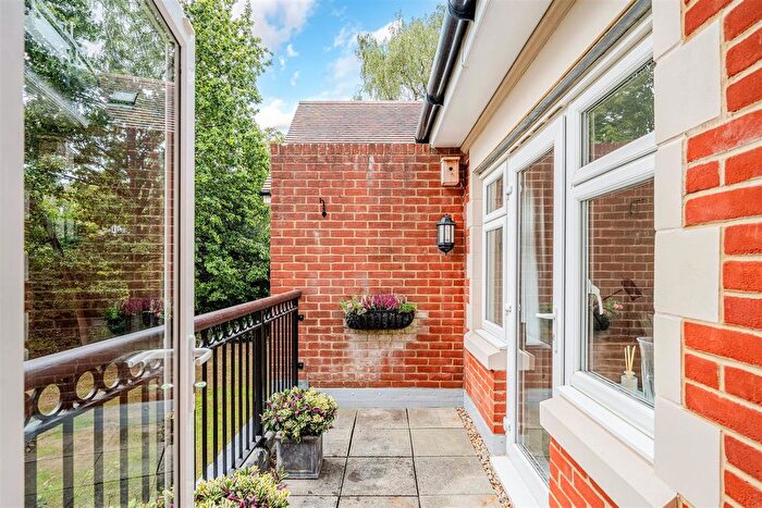 2 Bedroom Flat For Sale In Copthill Lane, Kingswood, Tadworth, KT20