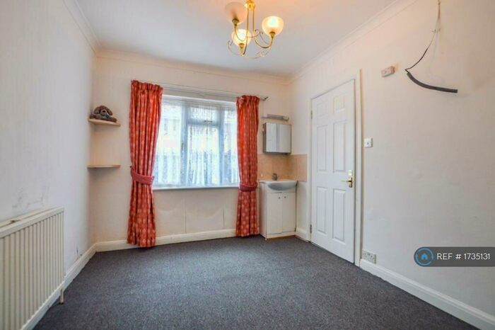 4 Bedroom Bungalow To Rent In Green Lane, Chertsey, KT16