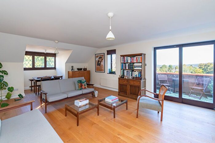 2 Bedroom Flat For Sale In Harrowlands Park, Dorking, RH4