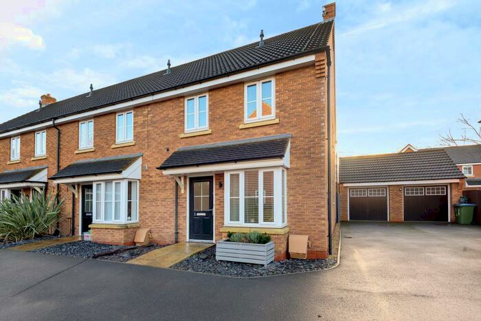 3 Bedroom End Of Terrace House For Sale In Calvert Green, Buckinghamshire, MK18