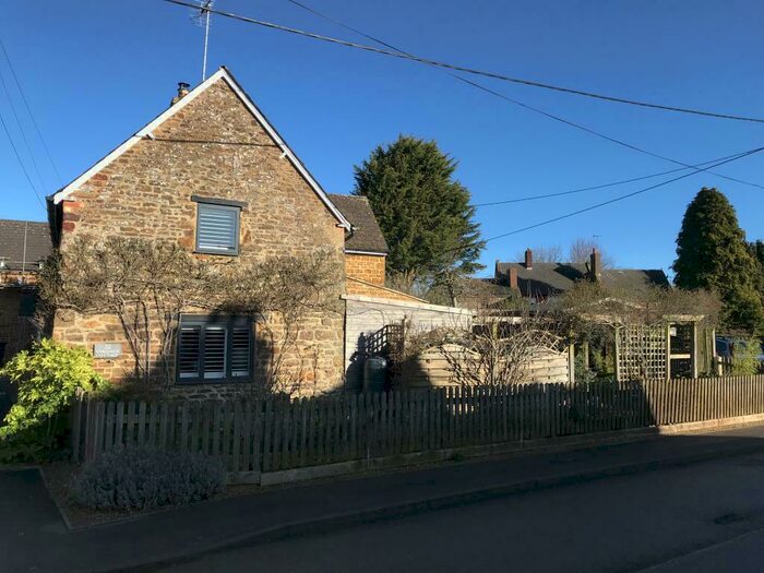 3 Bedroom Cottage For Sale In Woodford Halse, Northamptonshire, NN11