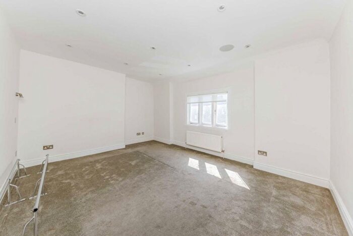 3 Bedroom Flat To Rent In Greville Road, Kilburn Park, NW6