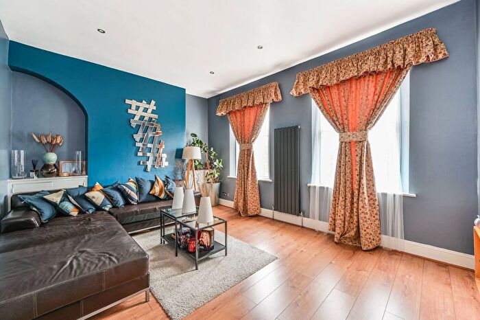 2 Bedroom Flat To Rent In Brixton Road, Brixton, London, SW9