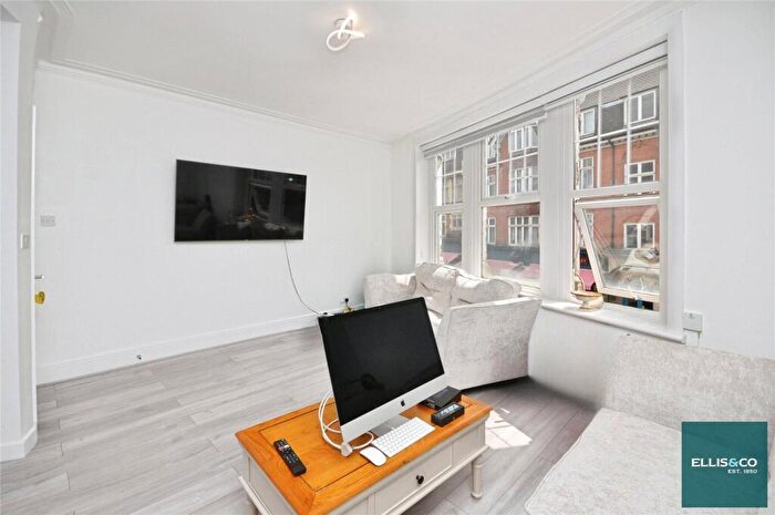 2 Bedroom Apartment For Sale In Hendon Lane, Finchley, N3