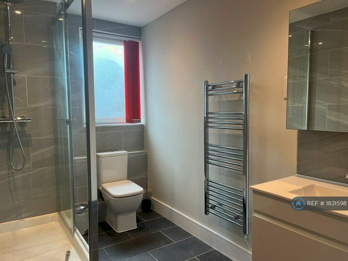 2 Bedroom Flat To Rent In Abbey House, Horsham, RH13