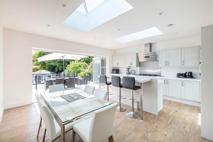 3 Bedroom Detached House For Sale In Whitethorn Avenue, Coulsdon, CR5