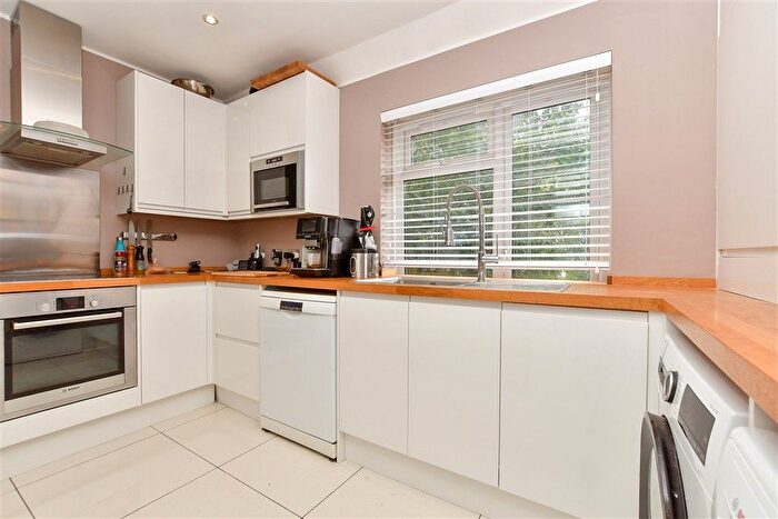1 Bedroom Maisonette For Sale In Shap Crescent, Carshalton, Surrey, SM5