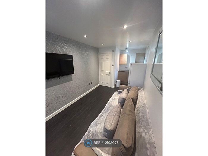 1 Bedroom Flat To Rent In The Nightingales, Staines, TW19