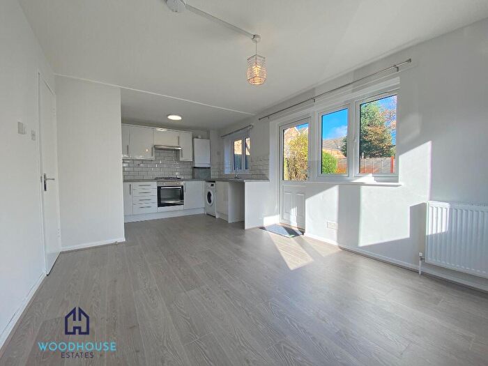 1 Bedroom Flat To Rent In Hornbeams Rise, London, N11