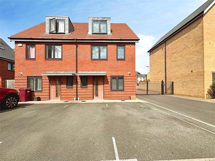 3 Bedroom Semi Detached House For Sale In Ruston Close, Reading, Berkshire, RG2