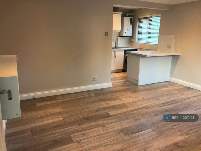 2 Bedroom Flat To Rent In Connaught Gardens, Morden, SM4