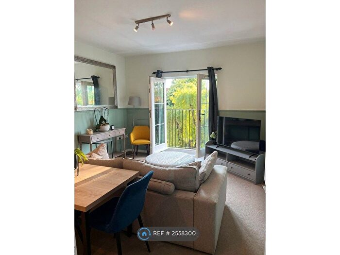 2 Bedroom Flat To Rent In Chamberlain Close, Uttoxeter, ST14