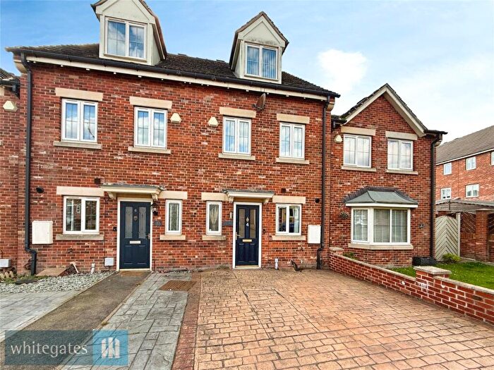 3 Bedroom Town House For Sale In Northcroft, Shafton, S72