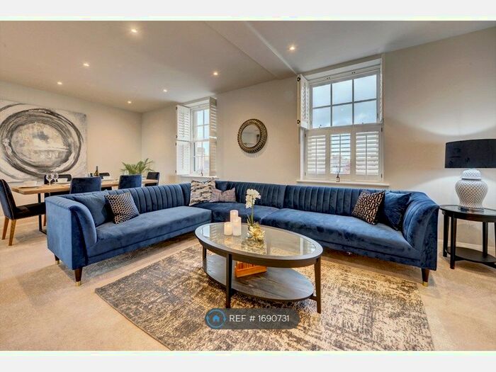 3 Bedroom Flat To Rent In Market Place South, Ripon, HG4