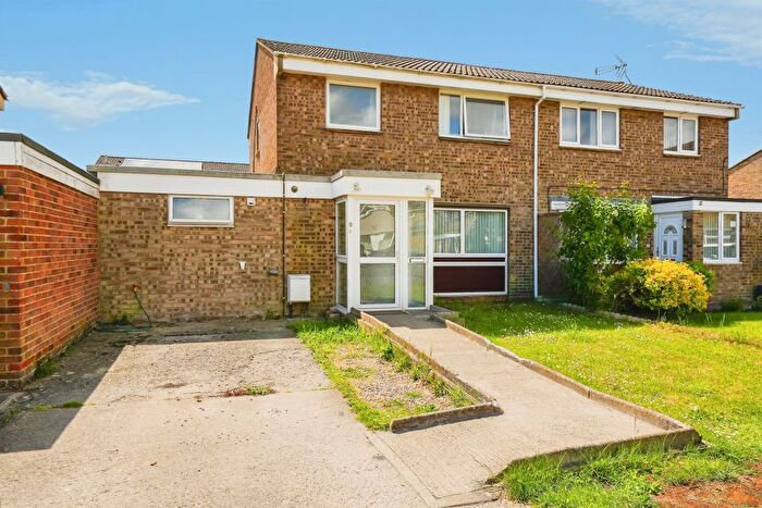 3 Bedroom Semi Detached House For Sale In Lysander Close, Bicester, OX26