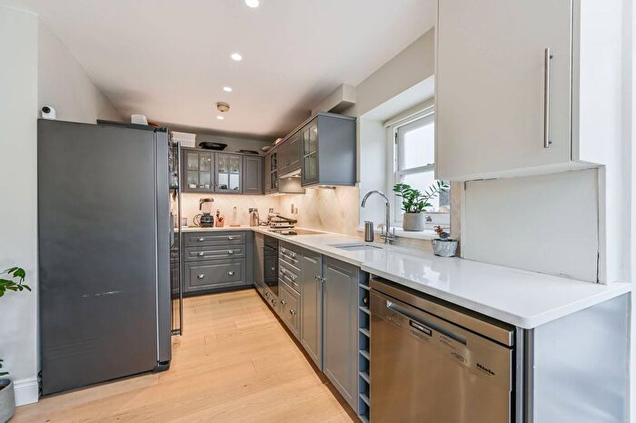 2 Bedroom Flat To Rent In Stockwell Park Road, Stockwell, London, SW9