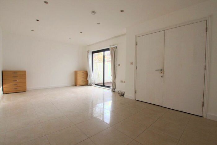 4 Bedroom House To Rent In Tavistock Mews, Holloway, N19