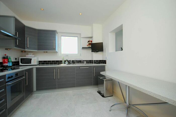 3 Bedroom Flat To Rent In Boardwalk Place, Canary Wharf, London, E14