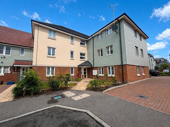 2 Bedroom Flat For Sale In Dairy Close, Aldershot, Hampshire, GU12