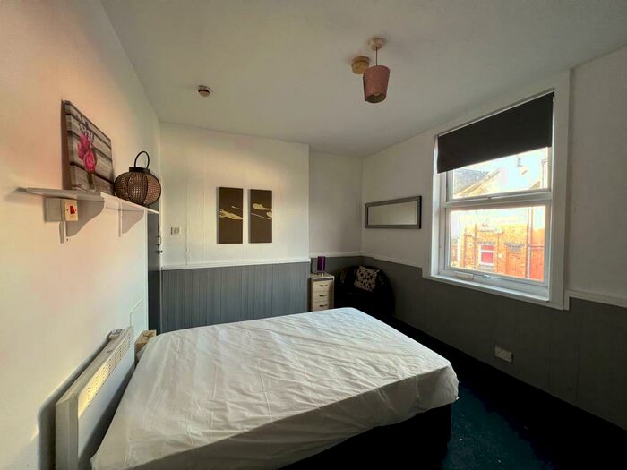 1 Bedroom Flat To Rent In Flat, Camberley Street, Beeston, Leeds, LS11