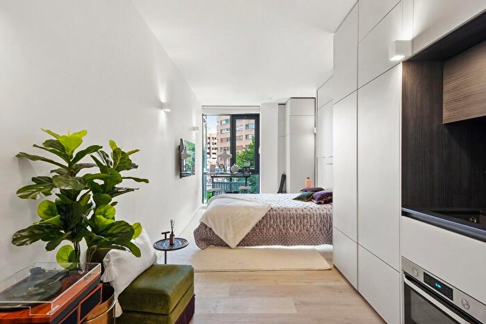 3 Bedroom Flat To Rent In Mare Street, London, E8