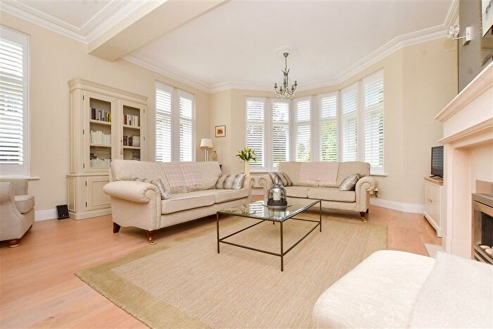 3 Bedroom Flat For Sale In Upper Lodge Way, Coulsdon, Surrey, CR5