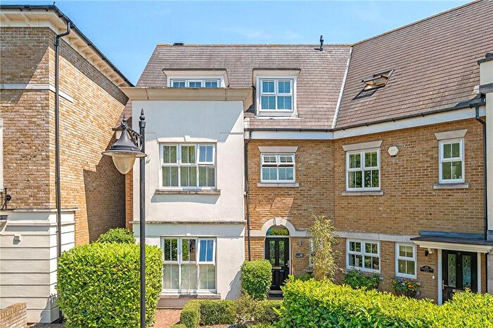4 Bedroom End Of Terrace House For Sale In Whitstone Lane, Beckenham, BR3