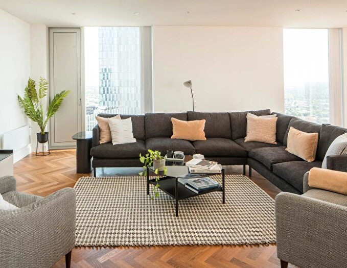 3 Bedroom Apartment To Rent In The Residences Manchester, Deansgate Square, Greater Manchester, M15